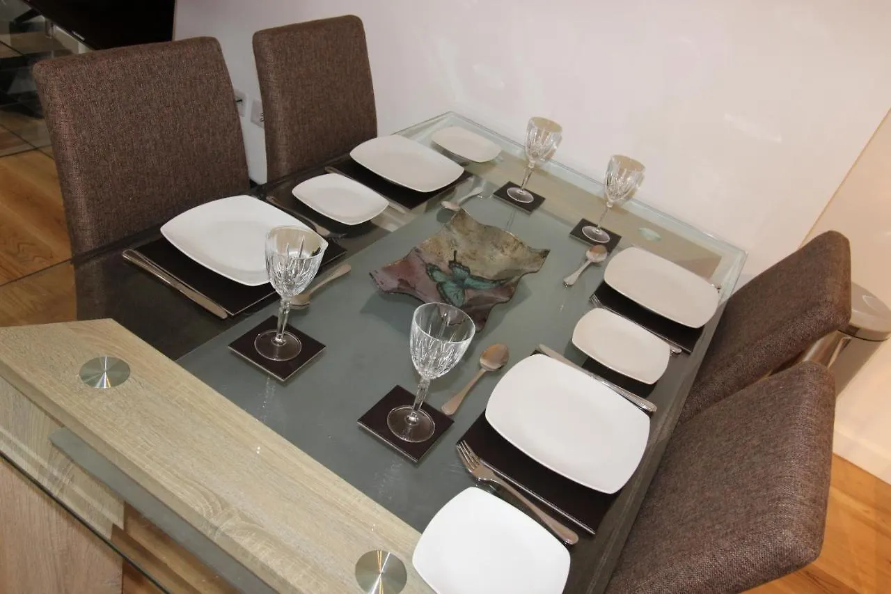 Modern Two Bedroom Apartment Ideally Located Bournemouth